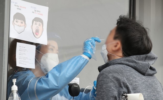 제주보건소에서 한 시민이 검체를 채취하고 있다.