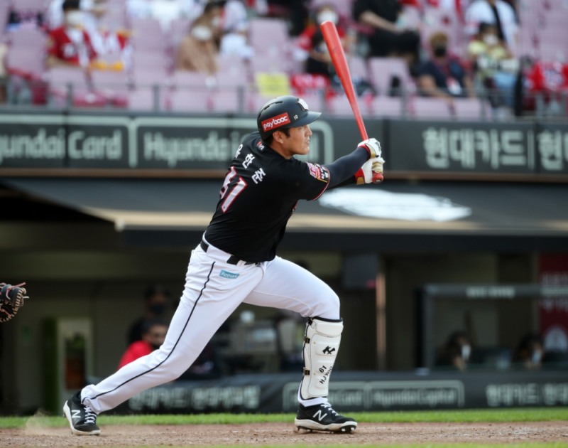kt 유한준이 30일 광주 원정경기에서 3-3으로 맞서던 9회초 대타로 나서 중전안타로 결승타를 날리고 있다.
