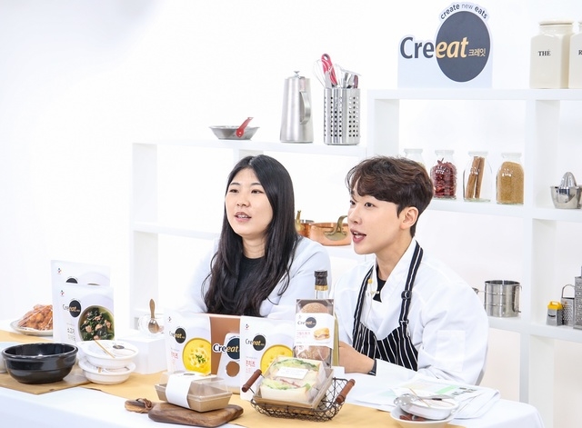 28일 CJ제일제당 B2B 사업 비전 선포식에서 '크레잇' 제품들을 소개하는 쇼호스트들 (사진=CJ제일제당 제공)