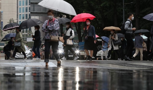 전국에 많은 비가 내린 28일 서울시청 인근 도로에서 우산을 쓴 직장인들이 출근하고 있다.