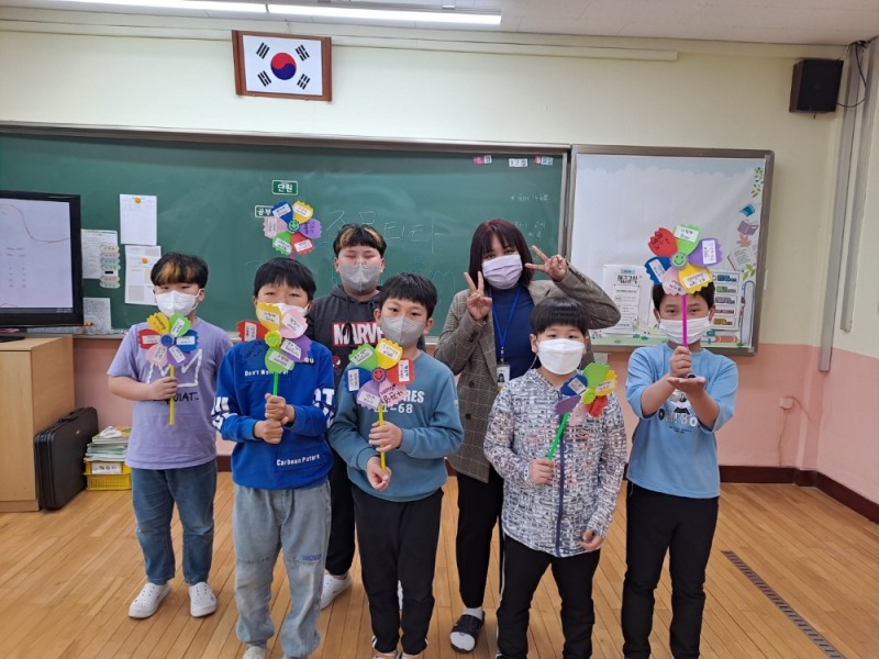 사진 = 서천 부내초 학생들이 다문화 체험 활동의 일환으로 태국 바람개비를 만들고 기념촬영을 하고 있다.