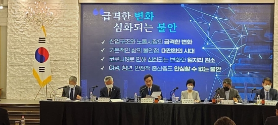 이낙연 전 대표는 31일 서울 여의도 CCMM빌딩 컨벤션홀에서 ‘연대와공생’이 주관하는 ‘내 삶을 지켜주는 경제’ 정책토론회에 참석했다./사진=이낙연 국회의원실