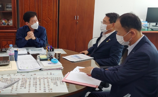 권오봉 여수시장이 31일 기획재정부를 방문해 최상대 예산실장에게 내년도 지역현안 국고건의사업을 설명하고 있다./사진=여수시