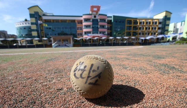 제주 동(洞)지역 학교 등교중지가 시작된 13일 오전 제주 시내 한 초등학교가 등교하는 학생이 없어 한산한 모습이다. 제주도교육청은 이달 들어 학교 현장 코로나19 확진자가 급증하자 도내 읍·면을 제외한 동지역 모든 학교를 전면 원격수업으로 전환하는 내용의 등교중지를 결정했다