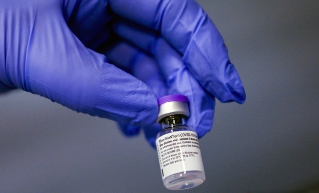 2020년 12월27일 EU 일원으로서 화이자-바이오엔테크 코로나19 백신 접종을 실시한 이탈리아 토리노에서 의료진이 자주색 마개의 화이자 백신 주사병을 들고 있다.