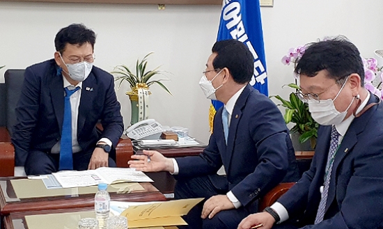김영록 전라남도지사는 31일 국회에서 더불어민주당의 송영길 대표와 면담을 갖고 도 핵심 현안을 설명 후 당차원의 적극적인 협조와 지원을 요청했다./사진=전라남도