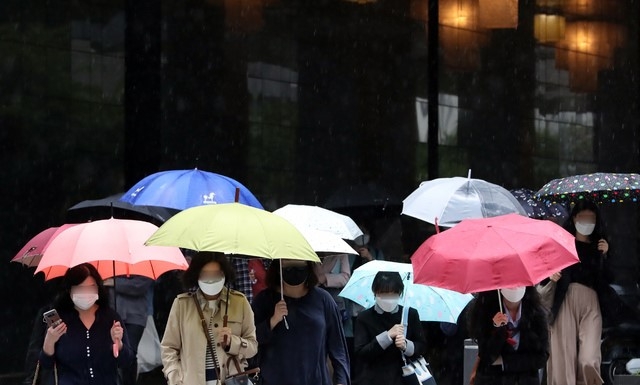 전국에 많은 비가 내린 지난달 28일 서울시청 인근 도로에서 우산을 쓴 직장인들이 출근하고 있다.