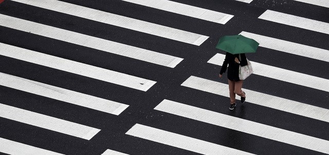 이슬비가 내리고 있는 지난 5월 17일 오전 서울 영등포구 여의도역 인근에서 시민들이 우산을 쓰고 걸어가고 있다.