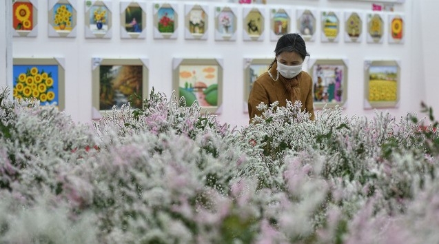 27일 대구 북구 산격동 엑스코에서 열린 ‘제12회 대구꽃박람회’를 찾은 관람객들이 다양하게 전시된 꽃을 관람하며 즐거운 시간을 보내고 있다.