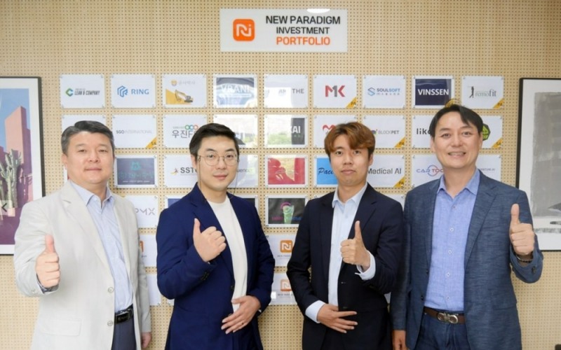 사진 왼쪽부터 뉴패러다임인베스트먼트 배상승 공동대표, 위아더 조형일 각자대표, 강상구 각자대표, 뉴패러다임인베스트먼트 박제현 공동대표