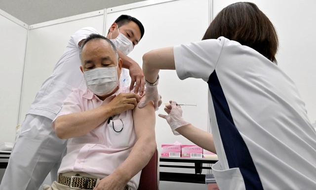 지난 24일 일본 오사카에 정부의 백신 대규모 접종 센터가 운영을 시작했다. 한 고령자가 코로나19 백신을 접종받고 있다.