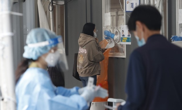 31일 오전 서울역 코로나19 임시선별검사소에서 시민들이 검사를 받고 있다.