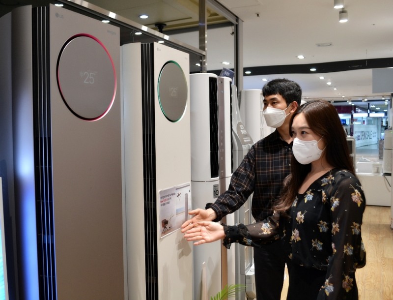 전자랜드 파워센터 용산점에서 고객들이 스탠드형 에어컨을 살펴보고 있다.