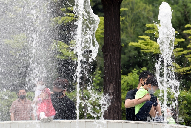 초여름 날씨를 보인 지난달 23일 오후 서울 광진구 서울어린대공원 무지개분수대에서 어린이들이 물놀이를 하고 있다.