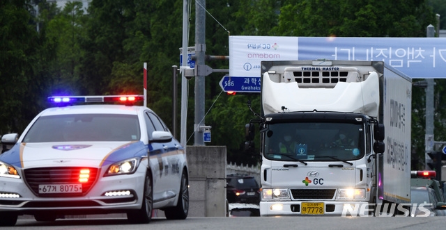 코로나19 모더나 백신 국내 첫 도입 물량 약 5만 5000회분이 1일 오후 충북 오창읍의 GC녹십자 물류센터에 도착하고 있다.