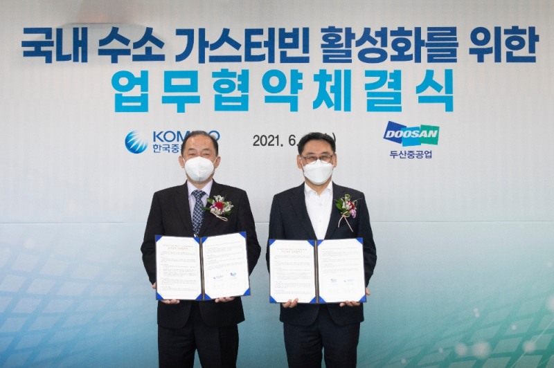 한국중부발전 본사에서 중부발전 김호빈 사장(왼쪽)과 두산중공업 정연인 사장(오른쪽)이 협약을 체결한 후 기념사진을 촬영하고 있다