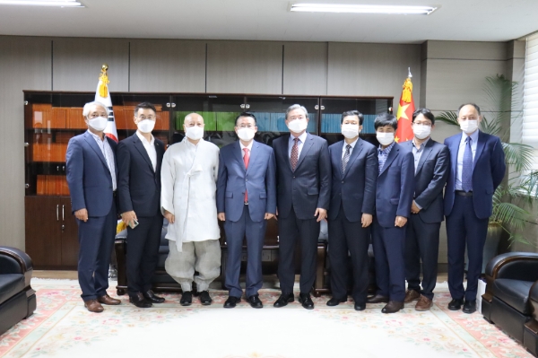 (왼쪽부터) 신방식 전제주YMCA 이사장, 문대림 제주국제자유도시개발센터 이사장, 원오 태고종 문화부장, 권기식 한중도시우호협회장, 왕루신 주제주 중국총영사 / 사진 제공 = JDC