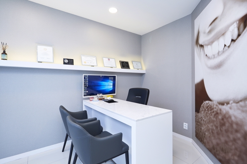 임플란트 치과 치료보다 자연 치아 보존이 더 중요한 이유