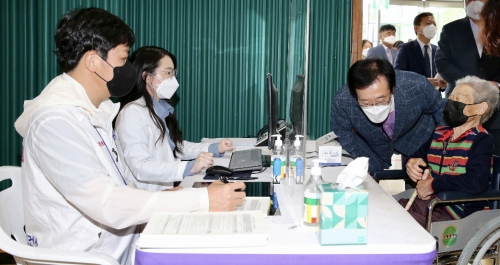신안군은 예방접종률 향상을 위해 75세 이상 어르신의 안전한 접종센터 이동을 위한 전세버스 임차 및 택시 운임 등 이송대책을 지원 중이며, 행정인력, 희망근로사업 인력지원을 통해 예방접종센터의 안전한 접종을 추진하고 있다/사진=신안군