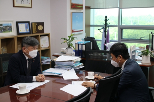 2일 서동용 의원이 국회에서 안도걸 기획재정부 제2차관을 만나 지역 주요 현안 사업 예산이 2022년도 정부 예산안에 반영될 수 있도록 적극 요청했다/사진=서동용 의원 사무실