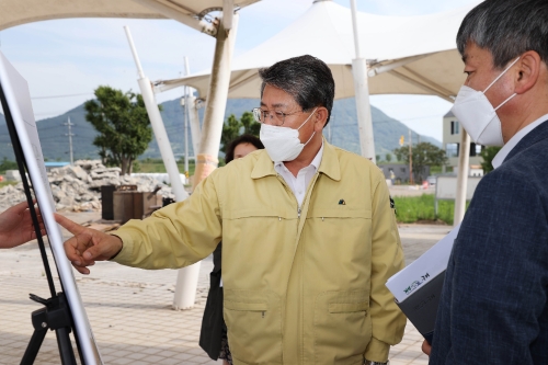 김순호 구례군수가 지난 1일 냉천삼거리에 위치한 ‘섬진강 음식특화 마실장’ 공사 현장을 방문해 안전조치를 당부하고 추진상황을 점검했다/사진=구례군