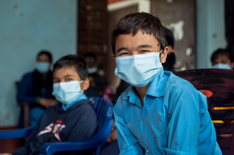 코로나19로 지역 봉쇄가 길어진 상황에서 네팔 아이들이 마스크를 쓰고 있다. 주민들. ⓒ 세이브더칠드런 제공