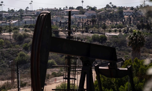 5월18일(현지시간) 미국 캘리포니아주 로스앤젤레스에 있는 잉글우드 유전에서 펌프잭이 가동 중이다.