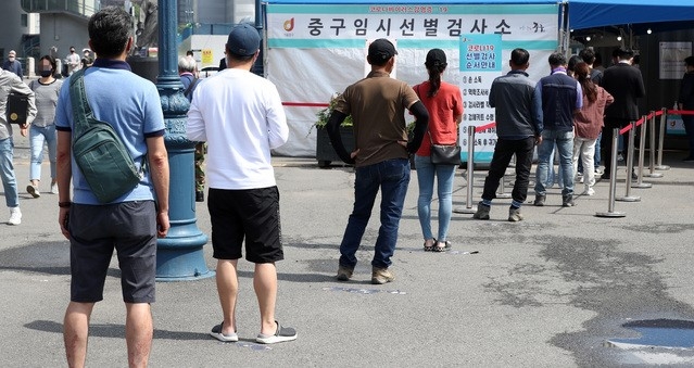지난 2일 오전 서울 중구 서울역광장에 마련된 임시선별검사소에서 시민들이 검사를 받기 위해 줄지어 서 있다.