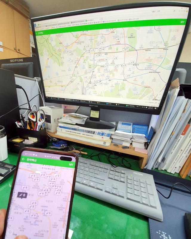 '코로나19 백신 잔여분 온라인 예약 시범 운영'이 시작된 27일 오전 광주 북구 북구청 직원이 휴대전화로 백신 잔여분 현황을 살펴보고 있다. (사진=광주 북구청 제공).