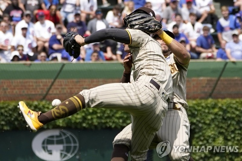 김하성과 토미 팸이 수비 도중 충돌하고 있다.