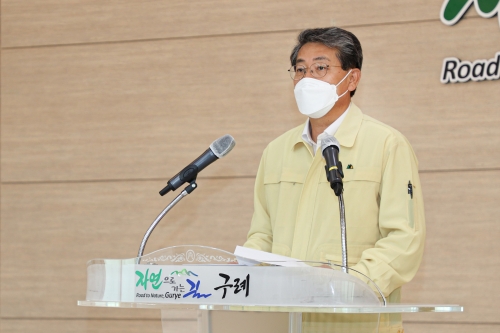 지난 2일 개최 한 정례조회에서 김순호 군수는 여름철 집중호우와 폭염에 대비해 수해복구사업 추진과 안전점검 및 대책마련을 지시하고, 특히 댐 관리 부분에서 급격한 대량방류가 없도록 긴밀한 협조체계 유지를 강조했다/사진=구례군