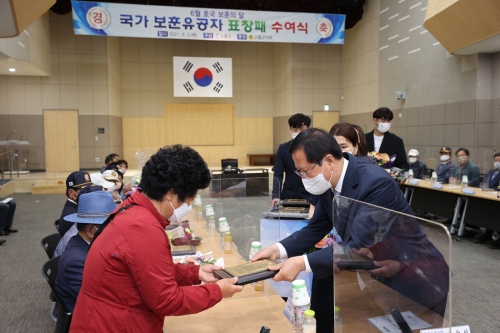 고흥군, 6월 호국보훈의 달 국가유공자 표창패 수여/사진=고흥군