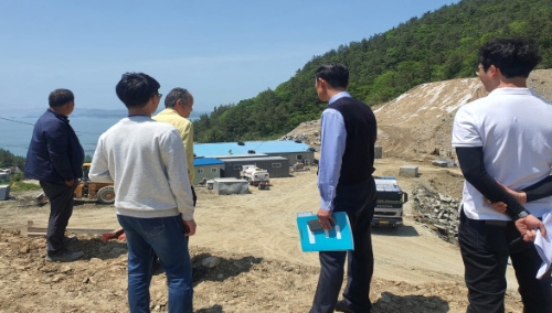 고흥군은 여름철 우수기를 맞이해 관내 토석채취허가지 8개소를 대상으로 허가기준 이행여부 및 재난·재해예방 시설을 확인하기 위해 현장점검에 나섰다/사진=고흥군
