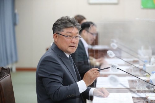 전남도의회 농수산위원회 장세일 의원(더불어민주당, 영광1)은 3일 제353회 임시회 제1차 농수산위원회 상임위에서 해양수산과학원을 대상으로 턱 없이 부족한 장어 양식 기반 마련에 대한 질의를 펼쳤다/사진=전남도의회