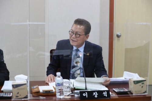 전남도의회 이장석 의원(전남도의회 더불어민주당 원내대표)은 지난 1일 감사관실 결산안 심사와 지난 2일 자치행정국 결산안 심사에서 전라남도 예산관리 시스템의 전반적인 문제점에 대해 신랄하게 지적하며 개선을 촉구했다/사진=전남도의회