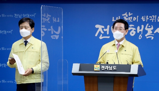 김영록 전라남도지사가 지난 3일 오후 도청 브리핑룸에서 장석웅 전남도교육감과 학생 전면등교 확대에 관련해 공동 e브리핑을 하고 있다./사진=전라남도