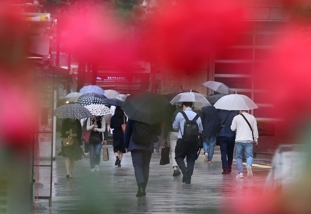 비가 내리는 지난 5월28일 오전 서울 중구 을지로에서 시민들이 우산을 들고 출근길 발걸음을 재촉하고 있다.