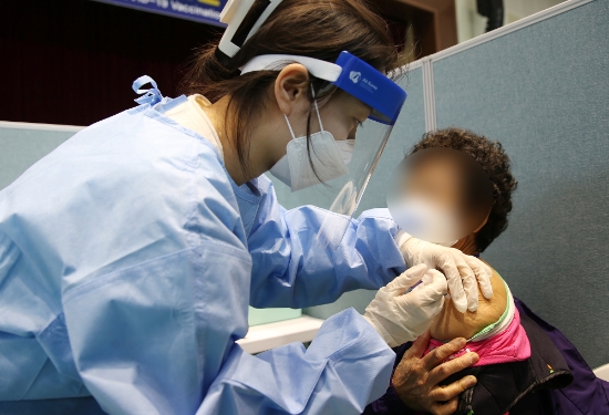 함평군 백신접종센터에서 주민이 백신을 접종받고 있다./사진=함평군