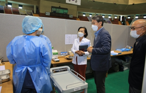 김순호 구례군수가 예방접종센터를 방문해 의료진들을 격려하고 있다/사진=구례군