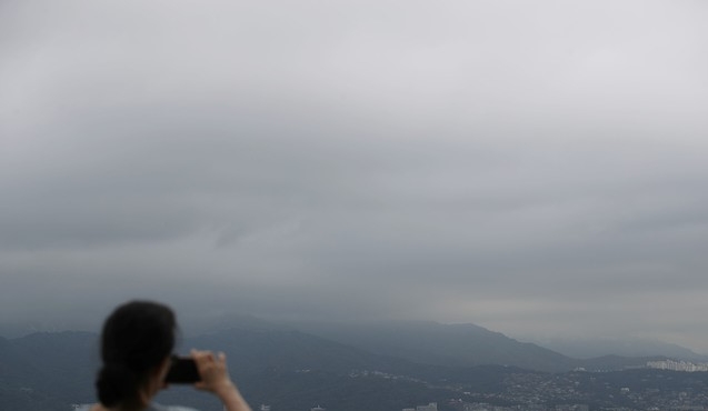 구름의 영향으로 전국이 다소 흐렸던 2019년 8월16일 오전 서울 용산구 남산서울타워 전망대에서 한 시민이 하늘을 사진 찍고 있다.