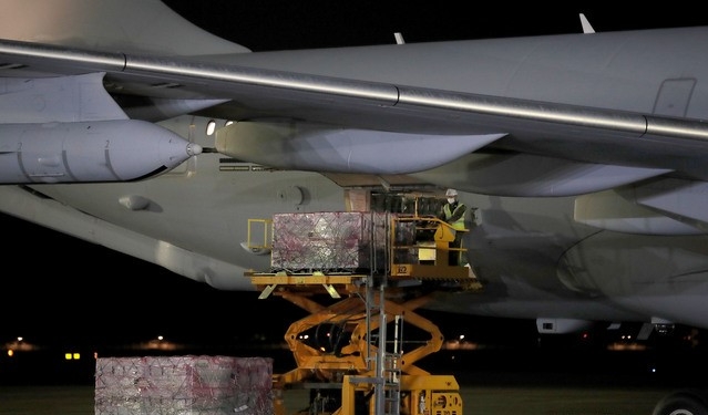 미국 행정부가 한국군에 제공한 얀센 백신 100만 명 분이 5일 새벽 경기도 성남 서울 공항에 도착하고 있다.