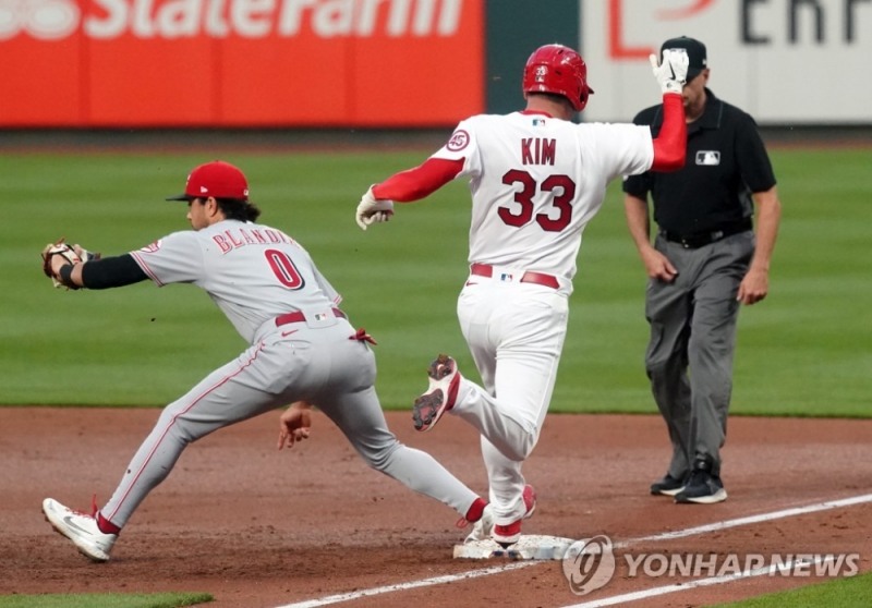 (세인트루이스 UPI=연합뉴스) 세인트루이스 카디널스 김광현이 5일(한국시간) 미국 미주리주 세인트루이스 부시 스타디움에서 열린 미국프로야구 메이저리그 신시내티 레즈와의 홈경기, 3회말 타자로 나선 뒤, 1루에 전력 질주하고 있다.