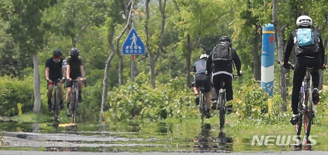 초여름 날씨를 보인 지난 2일 서울 여의도 한강공원 자전거길에 아지랑이가 피어오르고 있다.