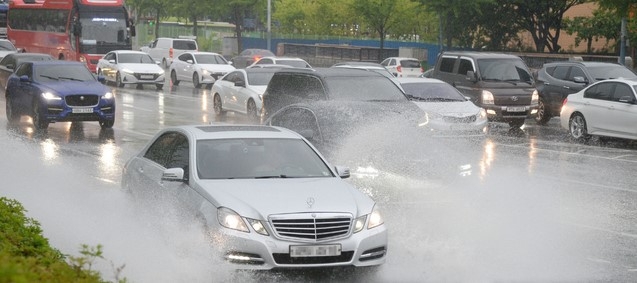 전주시 덕진구 백제대로에서 차량들이 빗물에 잠긴 도로를 지나고 있다.