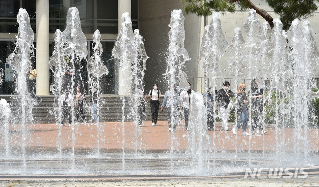 대구·경북 낮 최고기온이 30도를 웃도는 초여름 날씨를 보인 2일 대구가톨릭대학교 경산캠퍼스 중앙도서관 앞 바닥분수에서 시원한 물줄기가 솟아오르고 있다.