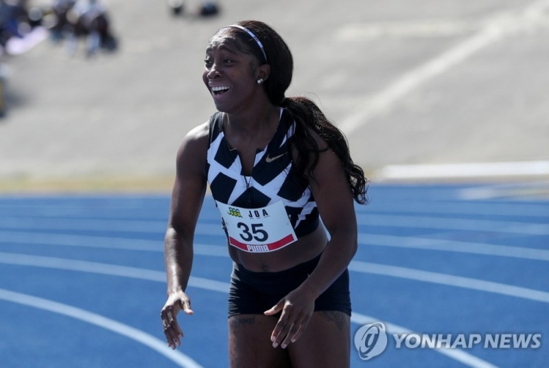 (킹스턴 로이터=연합뉴스) 셸리 앤 프레이저-프라이스가 6일(한국시간) 자메이카 킹스턴에서 열린 자메이카육상연맹 올림픽 데스티니 시리즈 여자 100m 경기가 끝난 뒤, 자신의 기록 10초63을 확인한 뒤 놀라고 있다.