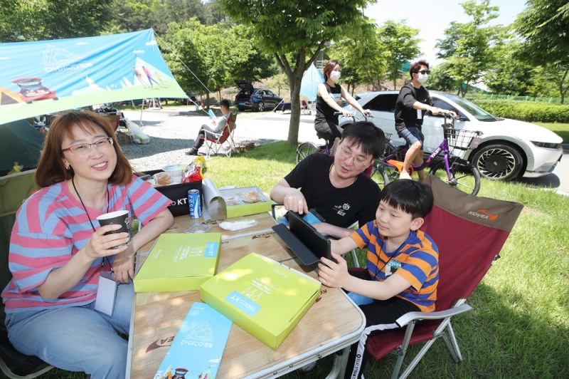 KT 는 한국관광공사, 안성시와 함께 전기차로 차박 캠핑을 즐기며 KT의 각종 디지털플랫폼 서비스를 체험할 수 있는 ‘디지코(DIGICO) 캠핑’ 두 번째를 진행했다고 밝혔다. 사진은 4일 ‘디지코 캠핑’ 에 참가한 가족들이 KT 동영상서비스, ‘타조(TAZO)’ 공유자전거 등을 이용하며 캠핑을 즐기고 있는 모습.