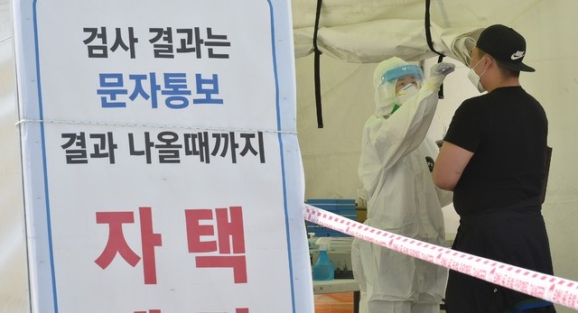 대구 지역 코로나19 확진자가 42명으로 집계된 1일 오전 대구 중구 국채보상운동기념공원에 마련된 임시선별검사소에서 의료진이 검체 채취를 하고 있다.