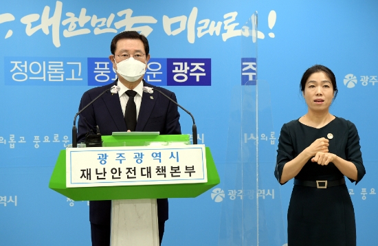 이용섭 광주광역시장이 6일 오후 시청 브리핑룸에서 코로나19 온라인 브리핑을 열고 '광주형 자율참여 책임방역제' 시행에 대해 설명하고 있다./사진=광주시