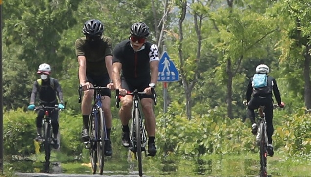 초여름 날씨를 보인 2일 서울 여의도 한강공원 자전거길에 아지랑이가 피어오르고 있다.